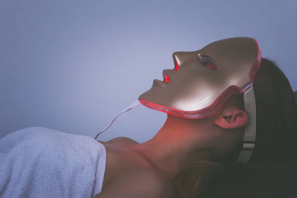 Nő led fény terápia arc szépség maszk foton terápia — Stock Fotó
