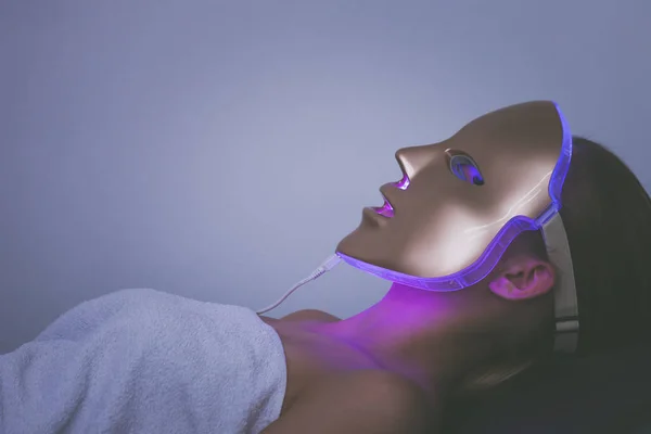 Vrouw met led licht therapie gezicht schoonheid masker foton therapie — Stockfoto