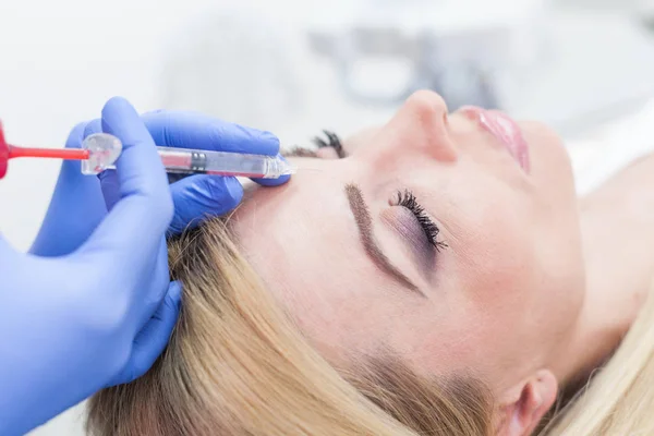 Mujer en la clínica de belleza y salud inyección de ácido hialurónico — Foto de Stock