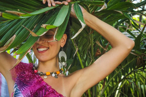 Fröhliche Junge Frau Hinter Palmen Verlassen Lächelnd Genießen Sie Urlaub — Stockfoto