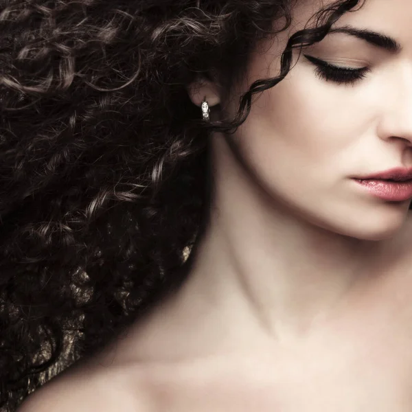Nahaufnahme Schönheit Porträt Von Lockigen Haaren Junge Frau Natürliche Schönheit — Stockfoto