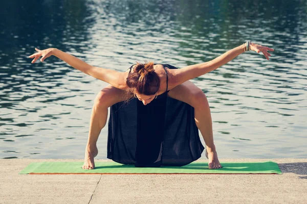 Uzun Siyah Elbiseli Yetişkin Kadın Göl Yaz Gününde Yoga Yapıyor — Stok fotoğraf