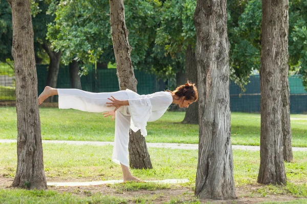 Donna Adulta Pratica Yoga Mattina Estate Nel Parco — Foto Stock