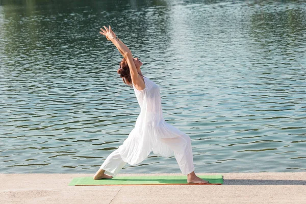 Yetişkin Kadın Göl Kenarında Yoga Yapıyor — Stok fotoğraf