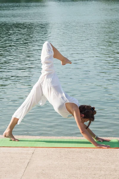 成年女子在湖边练习瑜伽 — 图库照片