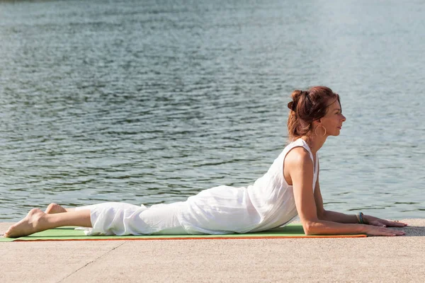 Donna Adulta Pratica Yoga Estate Mattina Sul Lago — Foto Stock