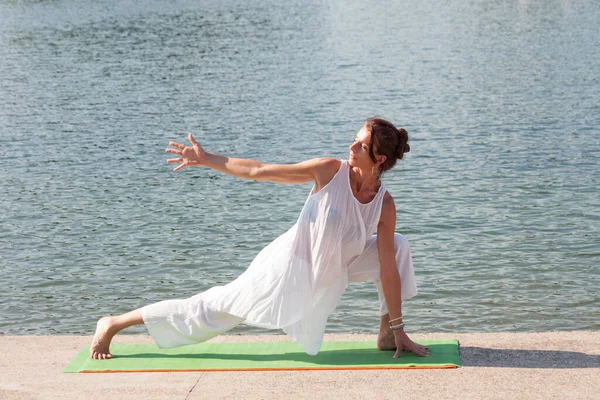 Vuxen Kvinna Utövar Yoga Sommar Morgon Vid Sjö — Stockfoto