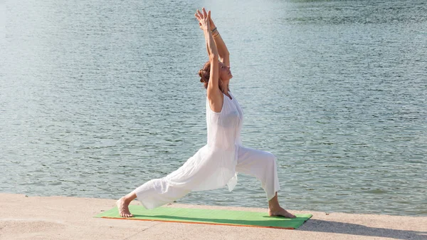 Yetişkin Kadın Göl Kenarında Yoga Yapıyor — Stok fotoğraf