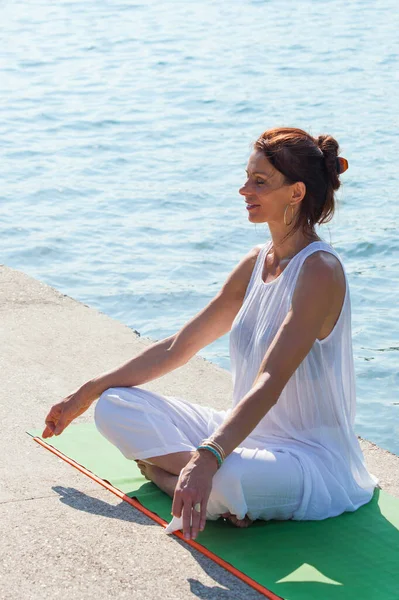 Donna Adulta Pratica Yoga Estate Mattina Sul Lago — Foto Stock