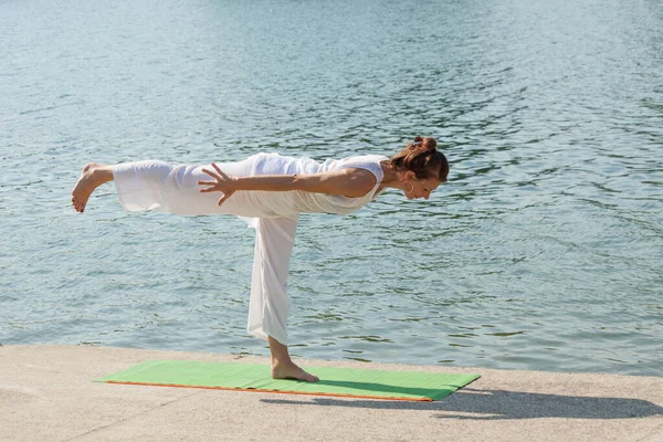 Vuxen Kvinna Utövar Yoga Sommar Morgon Vid Sjö — Stockfoto