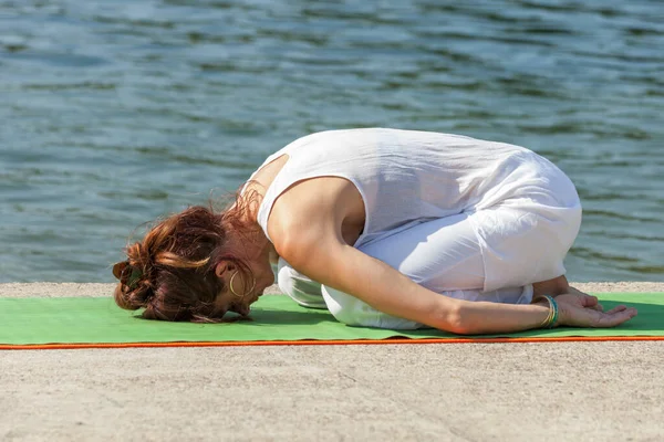 Donna Adulta Pratica Yoga Estate Mattina Sul Lago — Foto Stock