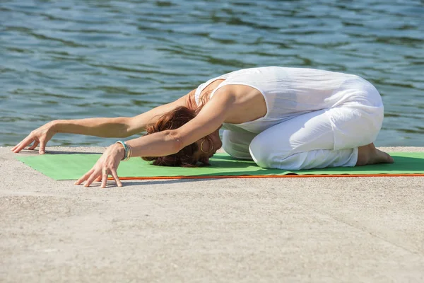 Donna Adulta Pratica Yoga Estate Mattina Sul Lago — Foto Stock