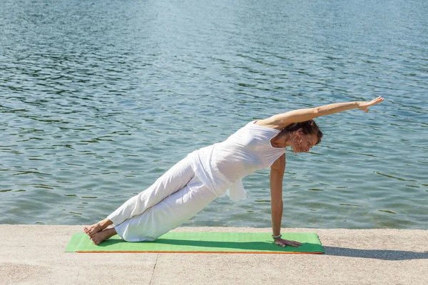 Yetişkin Kadın Göl Kenarında Yoga Yapıyor — Stok fotoğraf