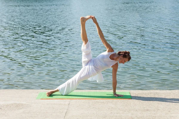 Yetişkin Kadın Göl Kenarında Yoga Yapıyor — Stok fotoğraf