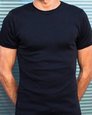 Siyah tişörtlü genç adam dışarıda ateş etti. Gömleği yakından çek.