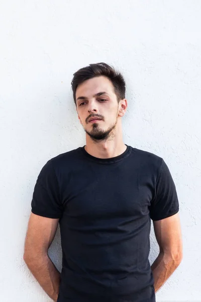 Joven Hombre Camiseta Negra Tiro Aire Libre Frente Blanco Pared — Foto de Stock