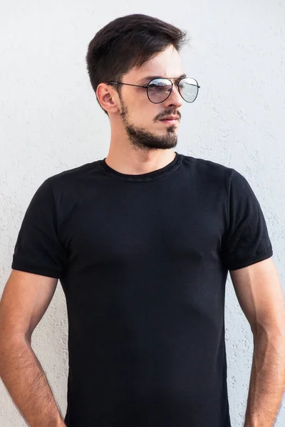 Jeune Homme Avec Des Lunettes Shirt Noir Extérieur Tourné Devant — Photo