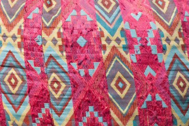 Boho stili renkli pouf desenini kapat