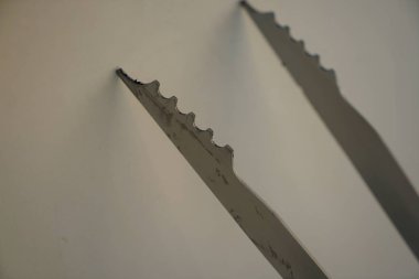 Çatal bıçak takımı ile bahçede kömür ızgara sosis Barbekü için