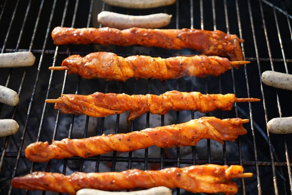Bahçedeki Kömür Barbekü ile sosis Barbekü