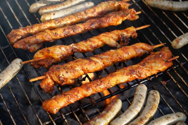 Barbecue Saucisses Avec Barbecue Charbon Dans Jardin — Photo