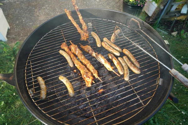 Worsten Barbecue Met Een Houtskool Barbecue Tuin — Stockfoto