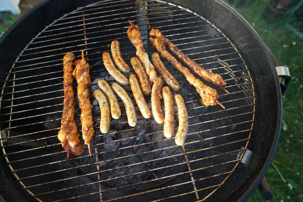 Salchichas Barbacoa Con Una Barbacoa Carbón Jardín —  Fotos de Stock