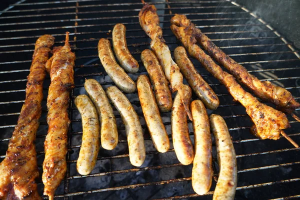 Barbecue Saucisses Avec Barbecue Charbon Dans Jardin — Photo