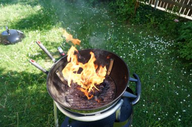 Bir sosis ile bahçede Kömür Barbekü ızgara ızgara açık ateşte