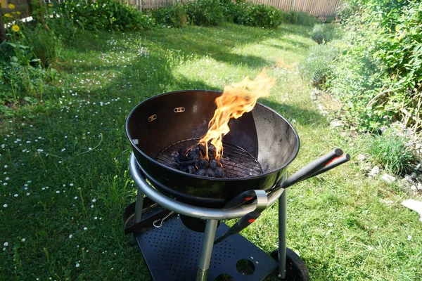 Öppen Eld Grillen För Att Grilla Korv Med Träkol Grill — Stockfoto