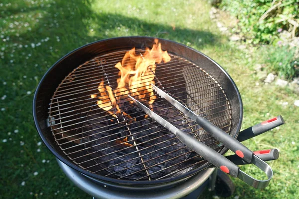 Posate Salsicce Barbecue Con Barbecue Carbone Giardino — Foto Stock