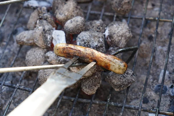 Barbecue Saucisses Avec Barbecue Charbon Dans Jardin — Photo