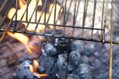 Sosisli için parlayan kömürler ile bahçede Kömür Barbekü ızgara