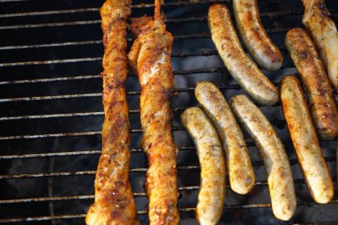 Bahçedeki Kömür Barbekü ile sosis Barbekü