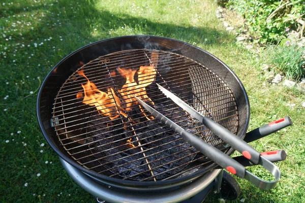 在花园里用木炭烧烤的香肠烧烤餐具 — 图库照片