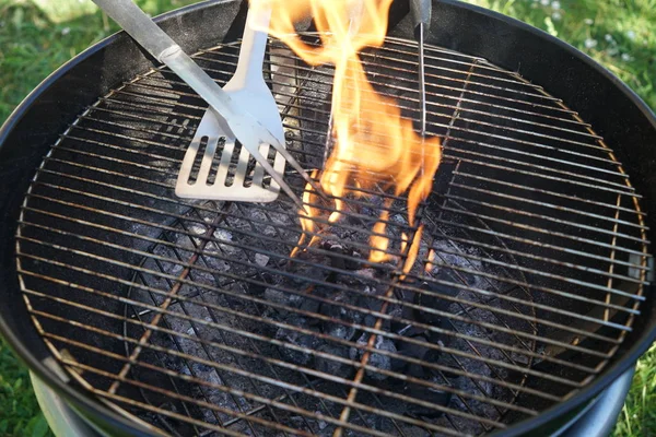 在花园里用木炭烧烤的香肠烧烤餐具 — 图库照片
