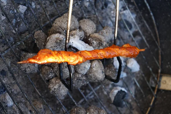 Kiełbaski Grillowania Węgiel Grillowania Ogrodzie — Zdjęcie stockowe