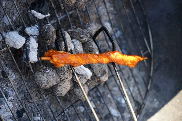 Bahçedeki Kömür Barbekü Ile Sosis Barbekü — Stok fotoğraf