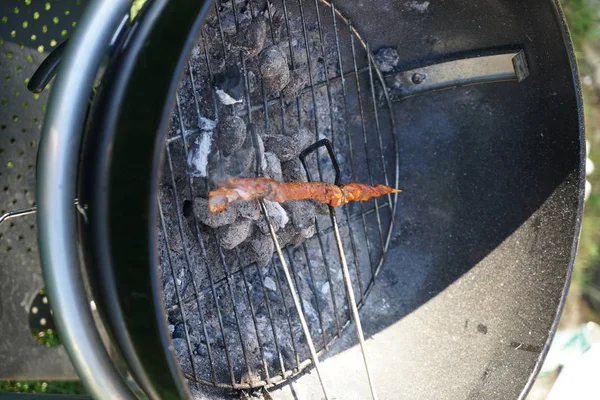 Barbecue Saucisses Avec Barbecue Charbon Dans Jardin — Photo