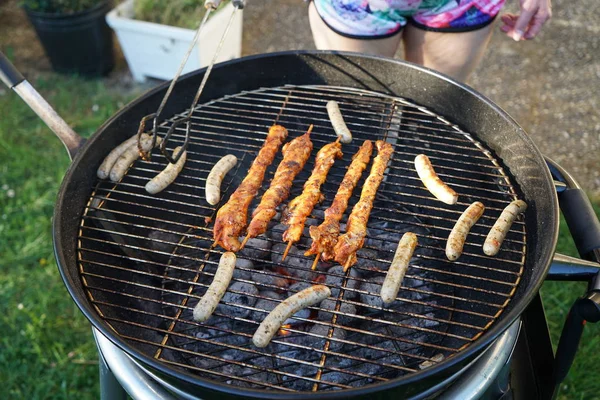 Worsten Barbecue Met Een Houtskool Barbecue Tuin — Stockfoto