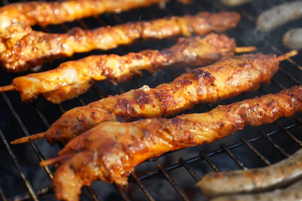 Bahçedeki Kömür Barbekü Ile Sosis Barbekü — Stok fotoğraf