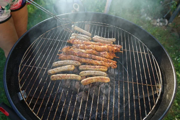 Barbecue Salsicce Con Barbecue Carbone Giardino — Foto Stock