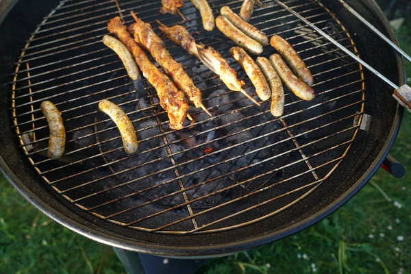 Churrasco Salsichas Com Churrasco Carvão Jardim — Fotografia de Stock