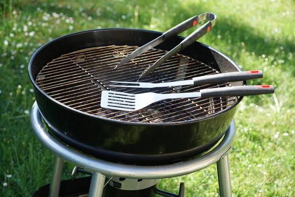 Talheres Para Salsichas Churrasco Com Churrasco Carvão Jardim — Fotografia de Stock