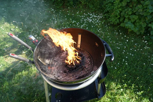 在烤架上开火 在花园里烧烤香肠和木炭烧烤 — 图库照片