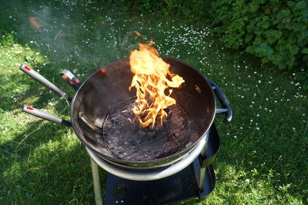 在烤架上开火 在花园里烧烤香肠和木炭烧烤 — 图库照片