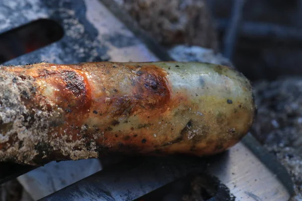 Salchichas Barbacoa Con Una Barbacoa Carbón Jardín —  Fotos de Stock