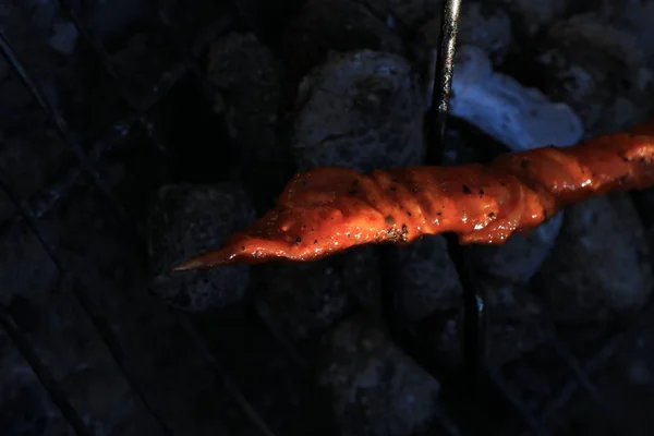 Barbecue Saucisses Avec Barbecue Charbon Dans Jardin — Photo