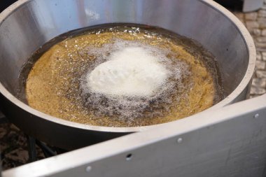 Sıcak yağ içine kaydırın ve altın kahverengi lezzetli kek verene fırında mantar topları izin