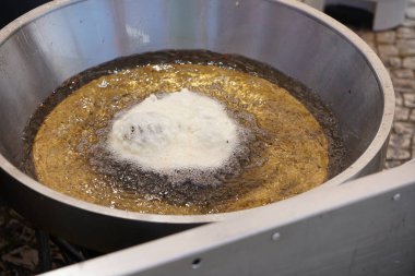 Sıcak yağ içine kaydırın ve altın kahverengi lezzetli kek verene fırında mantar topları izin